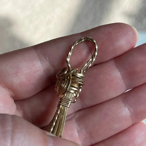 Gold tone wire wrapped semi-precious teardrop stone pendant - Picture 7 of 10